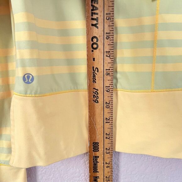 Lululemon Run Size 6 Women Mellow Yellow Stripes Warm Up Exercise Workout Top - Picture 5 of 7